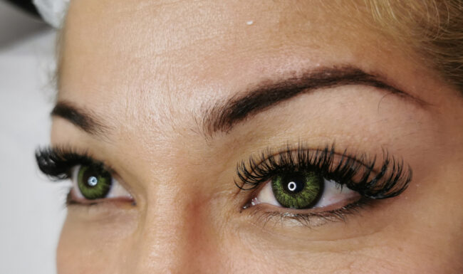 Especialista en extensiones de pestañas