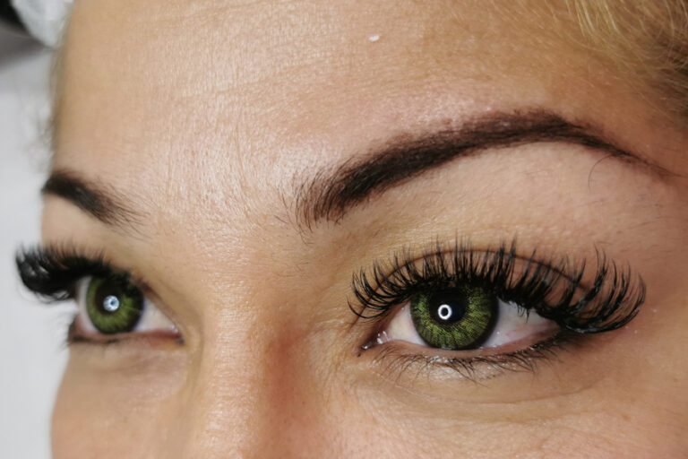 Especialista en extensiones de pestañas